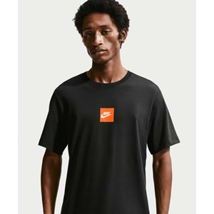 Nike Erkek Sportswear T-Shirt IR4972-010 - Siyah - L